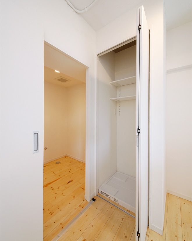 脱生活感！洗濯機が隠せるシンプルな洗面所