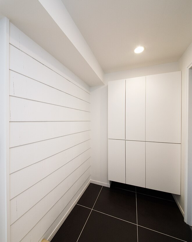 コントラストが効いたモノトーンコーデの玄関