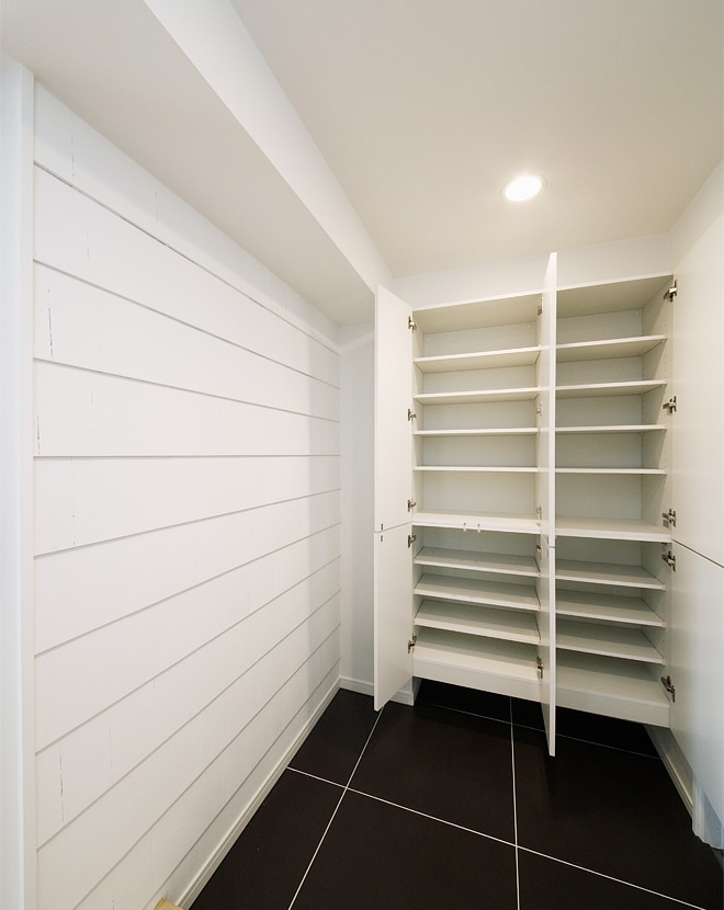 コントラストが効いたモノトーンコーデの玄関