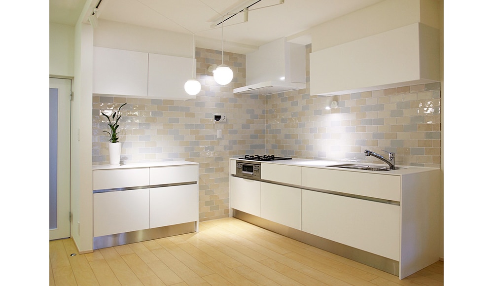やさしい色合いのサブウェイタイルがおしゃれなキッチンの事例