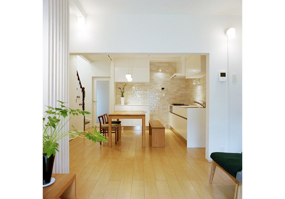 やさしい色合いのサブウェイタイルがおしゃれなキッチンの事例