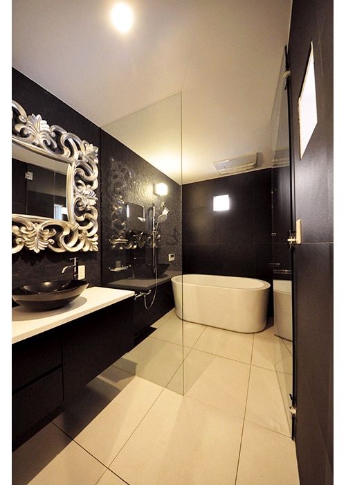 シンプルモダンな空間に欠かせない“黒”の存在感