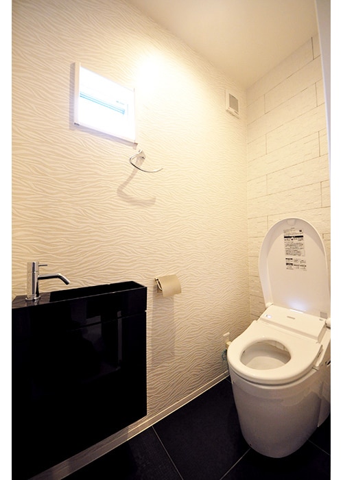 シンプルモダンな空間に欠かせない“黒”の存在感