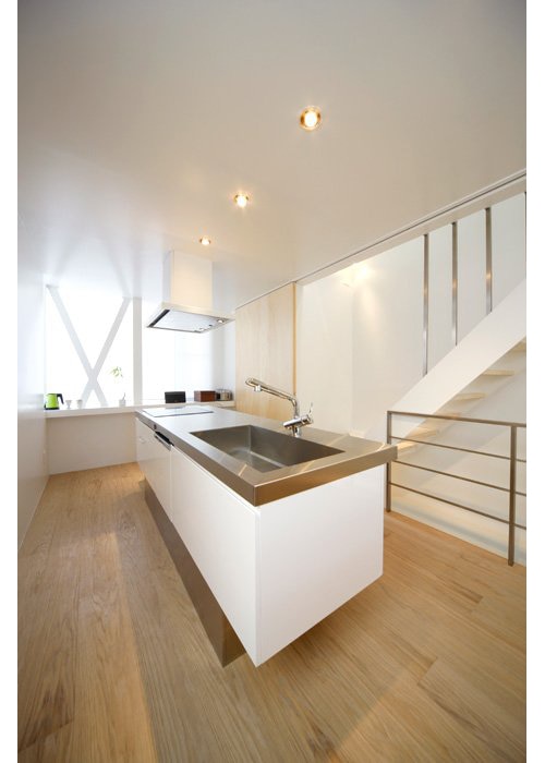 フローリングの木目が際立つシンプルなキッチン