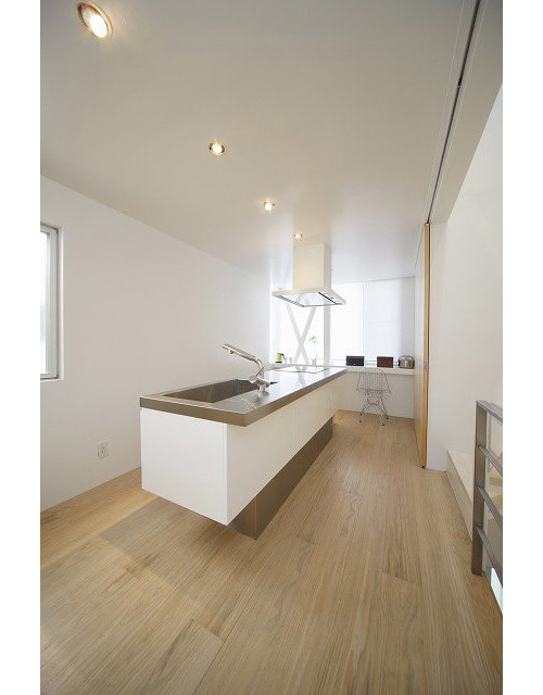 フローリングの木目が際立つシンプルなキッチン