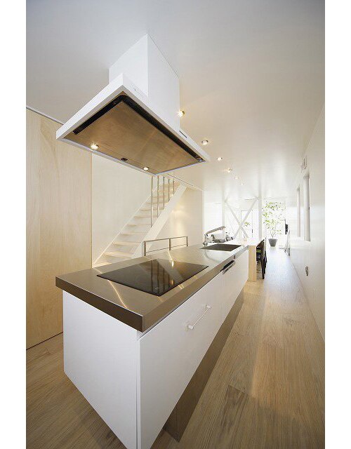 フローリングの木目が際立つシンプルなキッチン