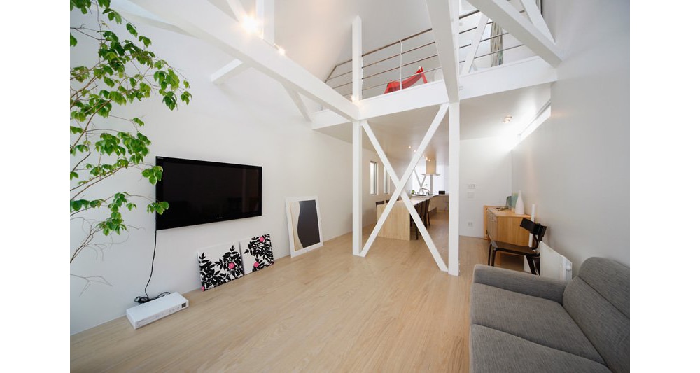 フローリングの木目が際立つシンプルなキッチン