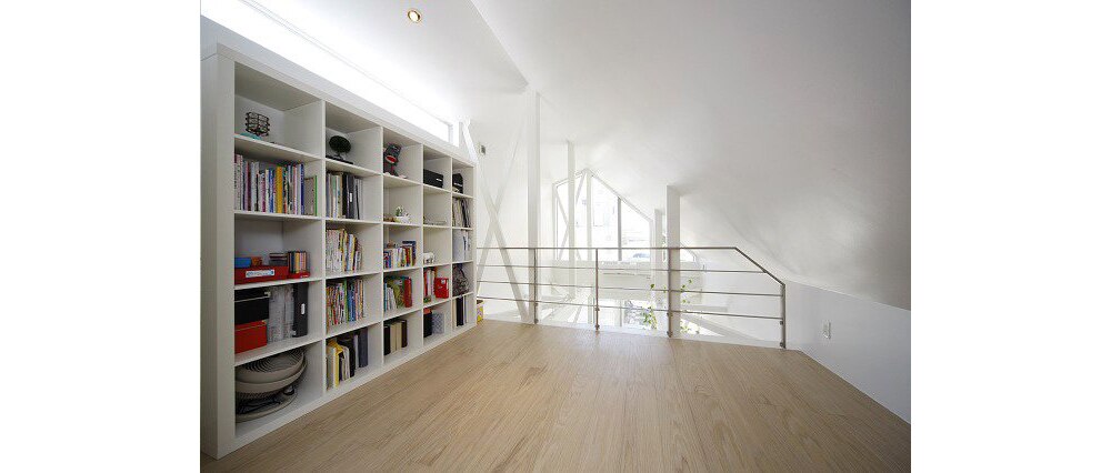 フローリングの木目が際立つシンプルなキッチン