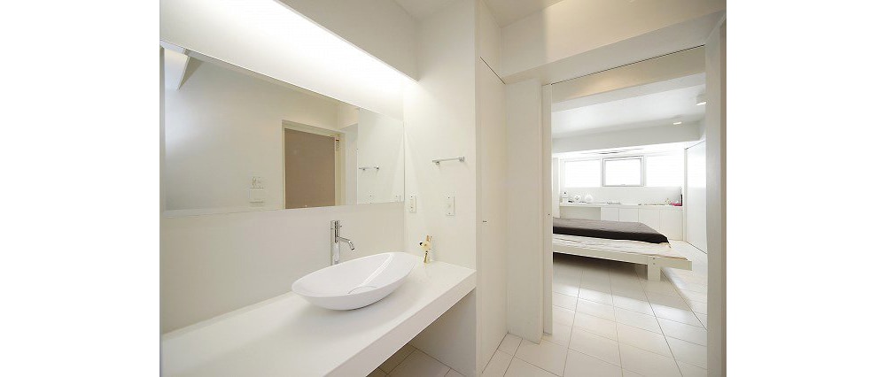 ホワイトでまとめられた清潔感溢れる洗面スペース