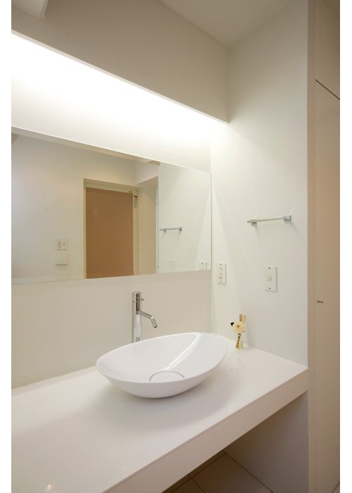 ホワイトでまとめられた清潔感溢れる洗面スペース