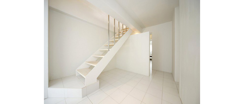 フローリングの木目が際立つシンプルなキッチン