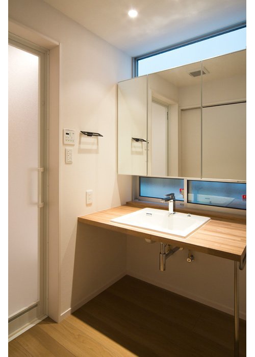 収納力抜群の大きなミラーボックスがある洗面空間