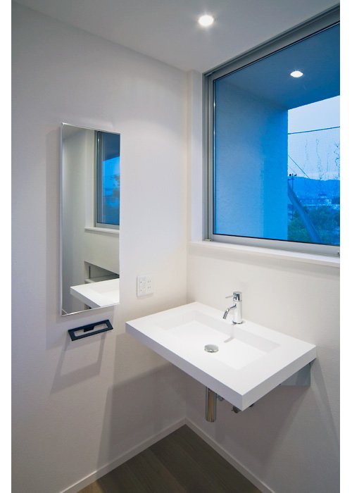 正面に大きな窓がある洗面スペース