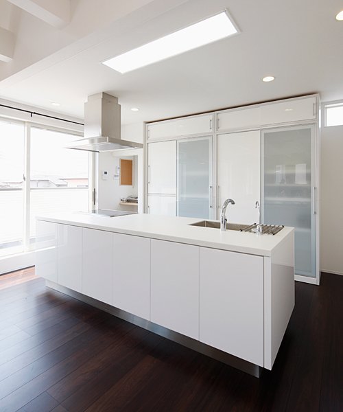 ホワイトインテリアの主役にふさわしいシステムキッチン