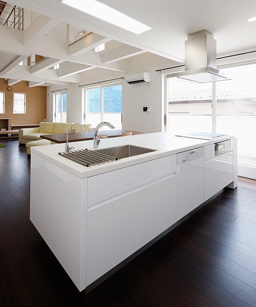 ホワイトインテリアの主役にふさわしいシステムキッチン