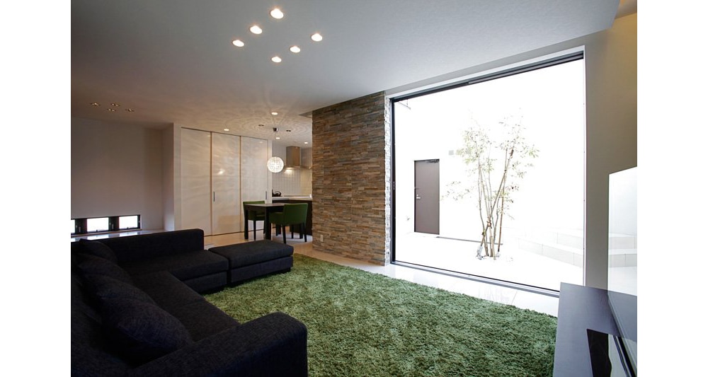 中庭につながる自然の風合いが素敵なリビング