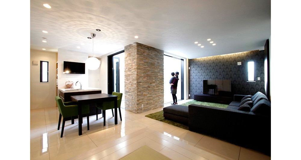 中庭につながる自然の風合いが素敵なリビング