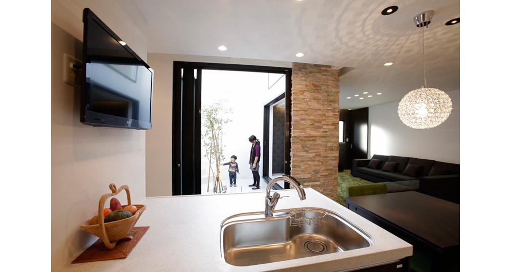 中庭につながる自然の風合いが素敵なリビング