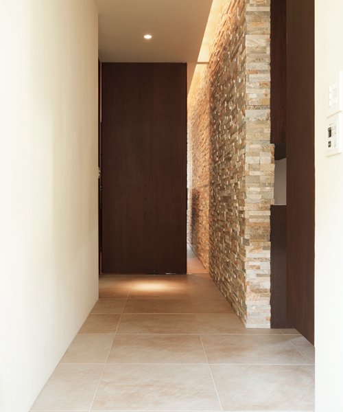 まるで五つ星ホテル、上質感漂う落ち着いたリビング