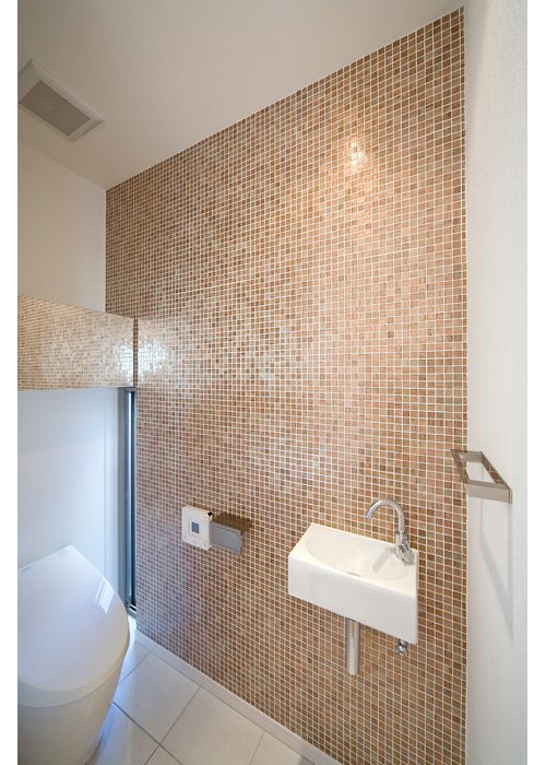 モザイクタイルが煌びやかなトイレ空間