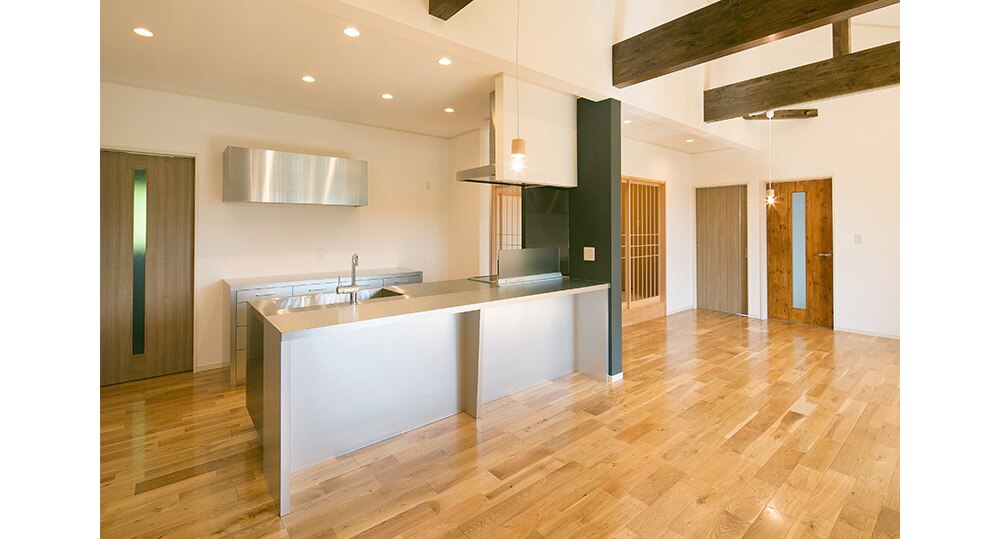 木目とステンレスが融合した温かみのある空間｜ミラタップ（旧サンワ