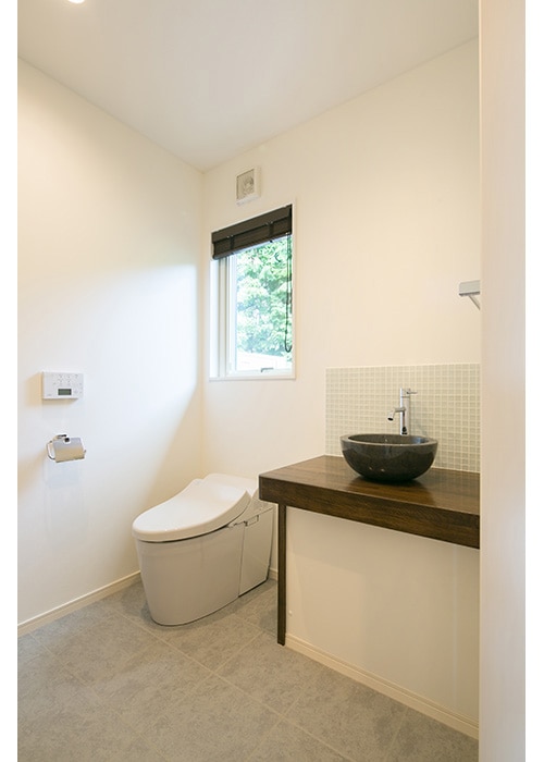 木目とステンレスが融合した温かみのある空間