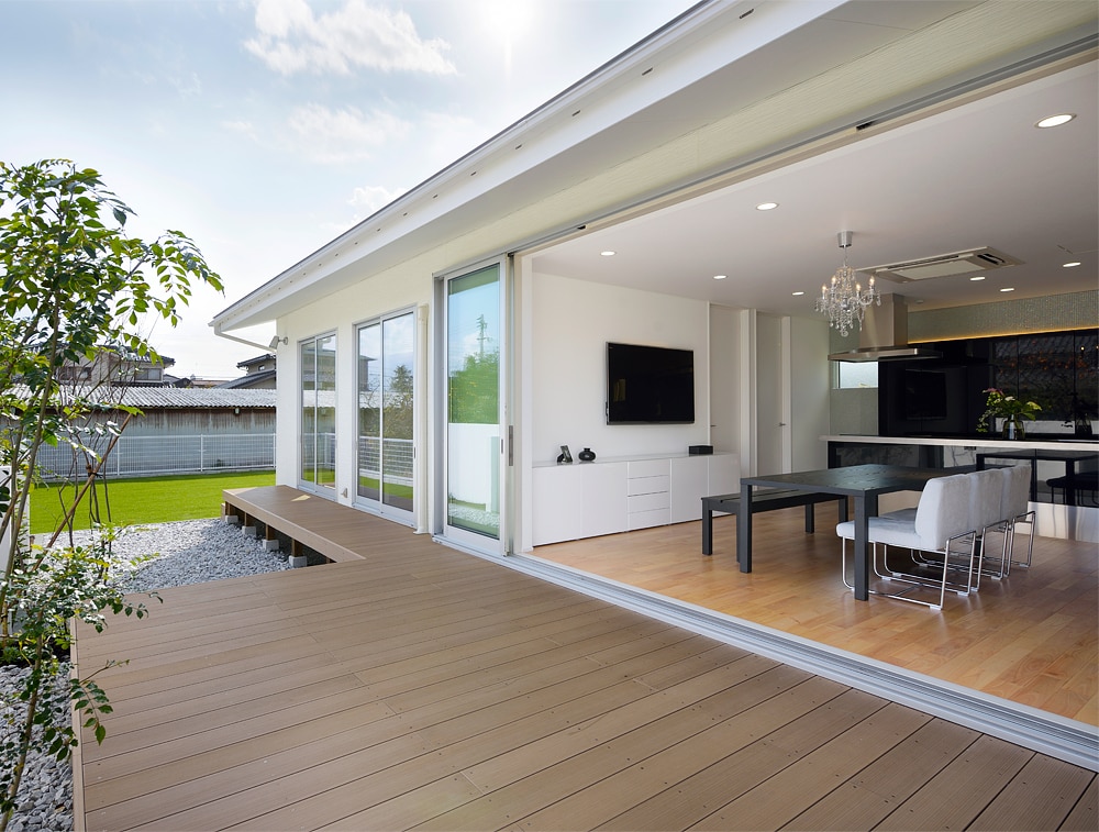 セカンドリビングに打って付け。開放感あふれるデッキスペース