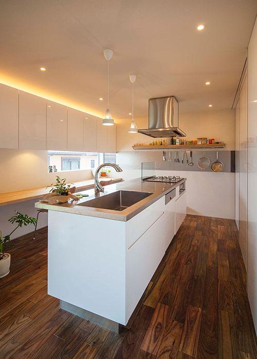 無垢フローリングとの組み合わせがあたたかい雰囲気を醸し出すシステムキッチンの事例