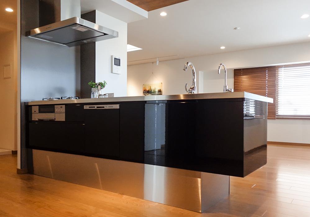 メリハリが効いた明るいダイニングキッチンのある空間