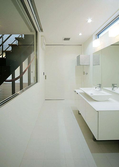 白で統一された清潔感あふれる洗面台スペース