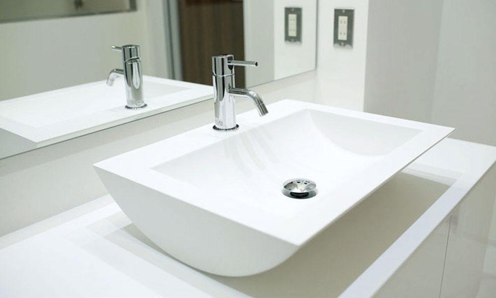 白で統一された清潔感あふれる洗面台スペース