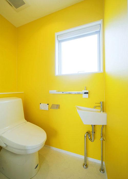 白で統一された清潔感あふれる洗面スペース