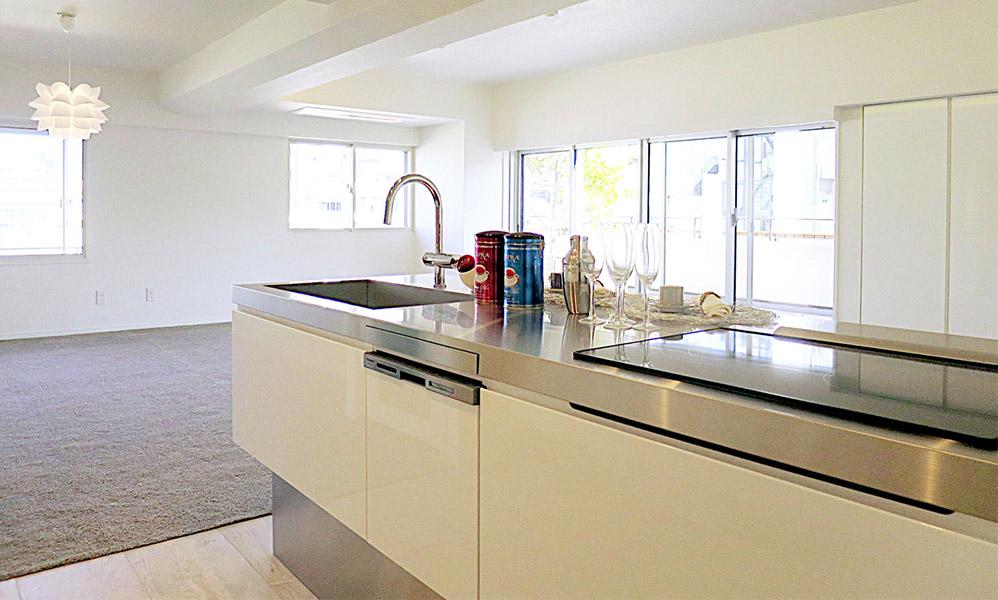 トーンを揃えたシンプルでスタイリッシュなキッチン空間