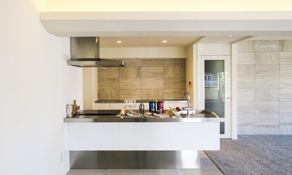 トーンを揃えたシンプルでスタイリッシュなキッチン空間