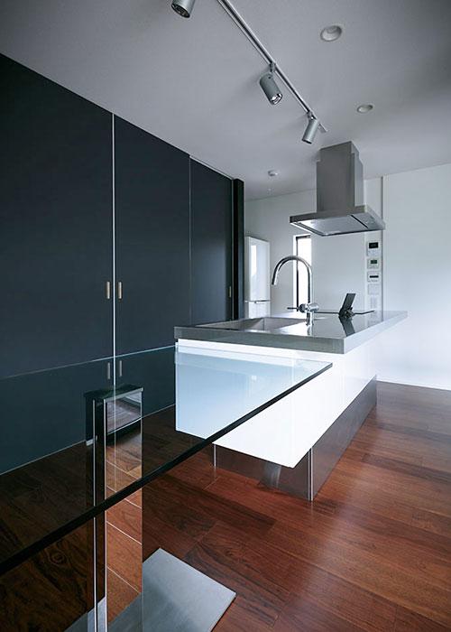 開放感と静穏のあるモダンなキッチン事例