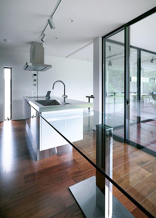 開放感と静穏のあるモダンなキッチン事例