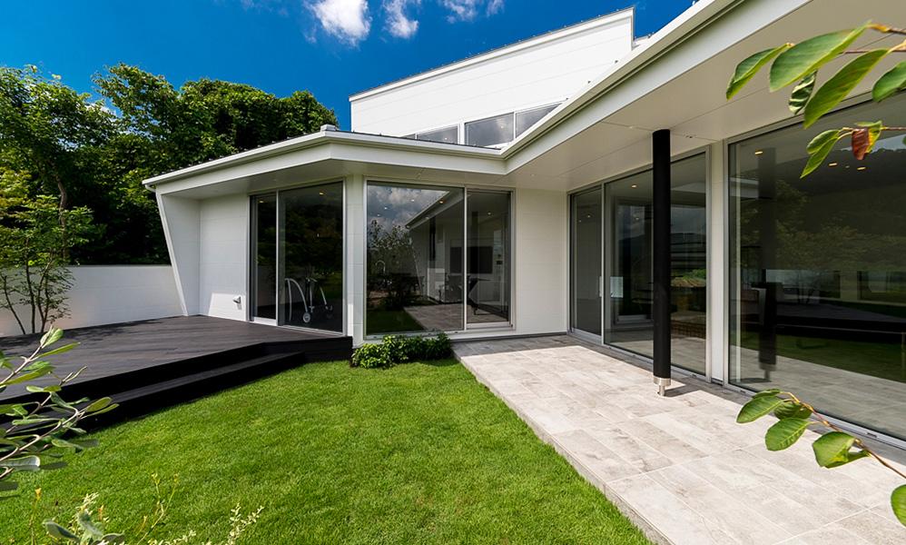 自然と一体化した開放的な住空間