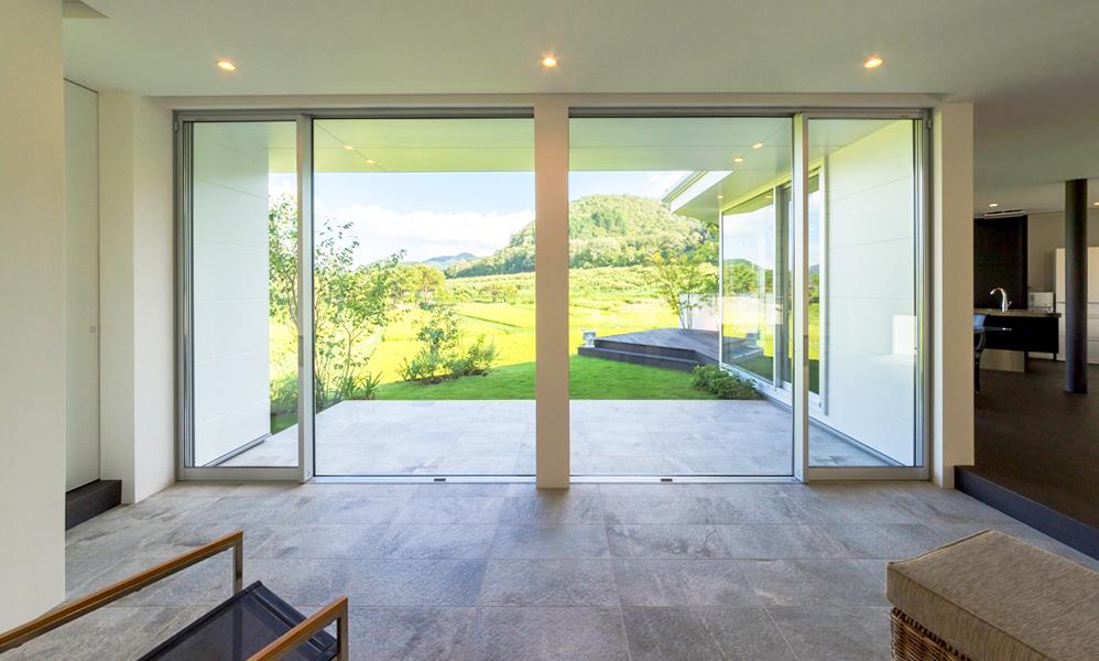 自然と一体化した開放的な住空間