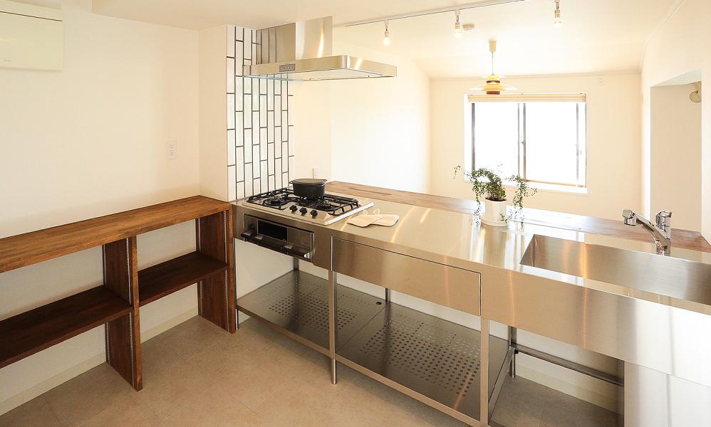 清潔感と共にトラディショナルが漂うキッチン