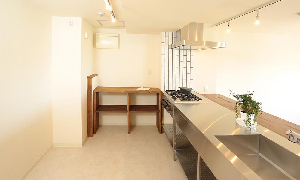 清潔感と共にトラディショナルが漂うキッチン