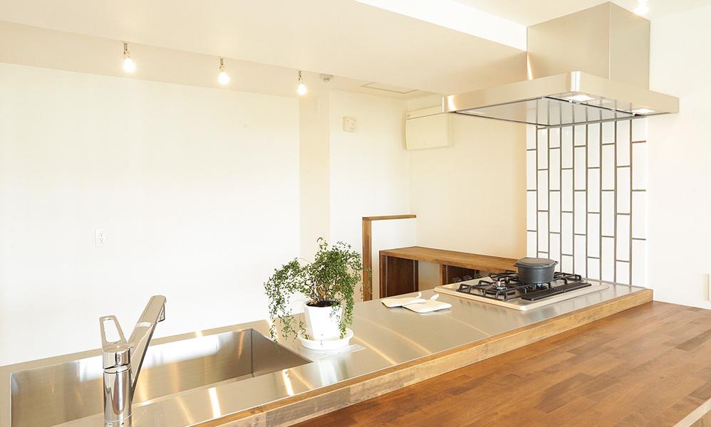 清潔感と共にトラディショナルが漂うキッチン