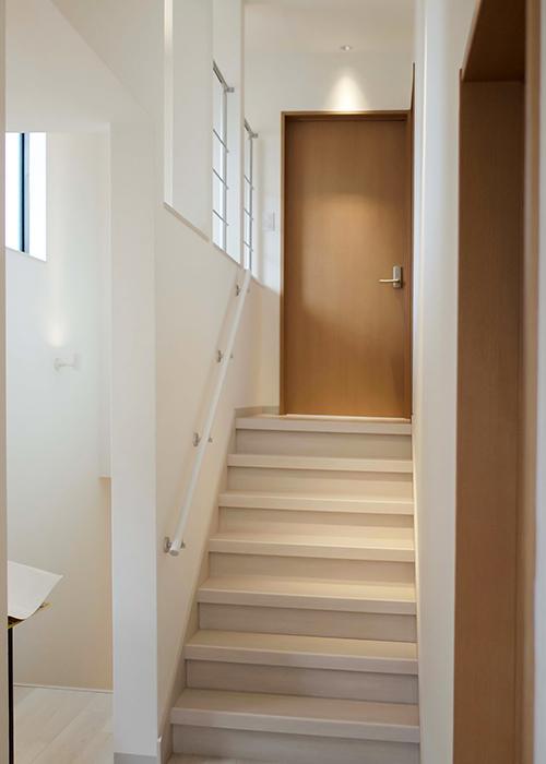 シンプルかつ温もりのあるモダン空間