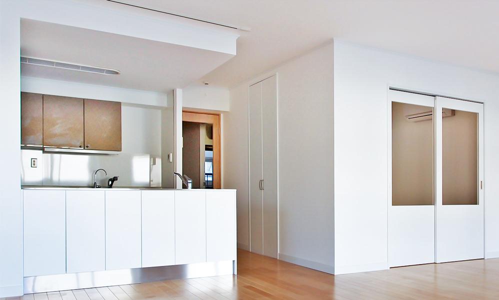 温かみの感じられるシンプルエレガントなリビングキッチン