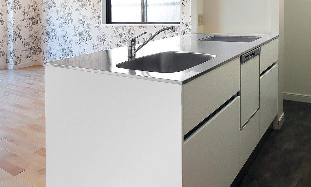 温かみの感じられるシンプルエレガントなリビングキッチン