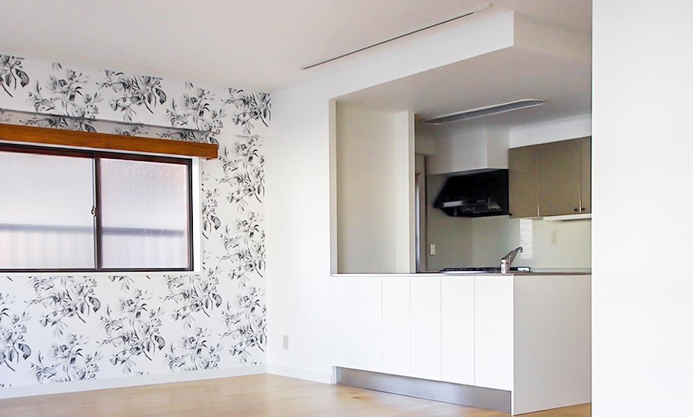 温かみの感じられるシンプルエレガントなリビングキッチン