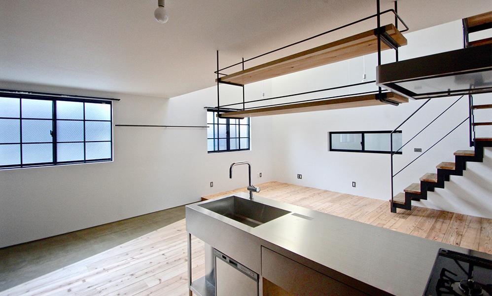 妥協のない素材使いで、インダストリアルなLDK