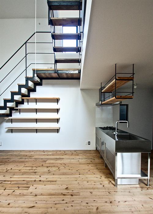 妥協のない素材使いで、インダストリアルなLDK