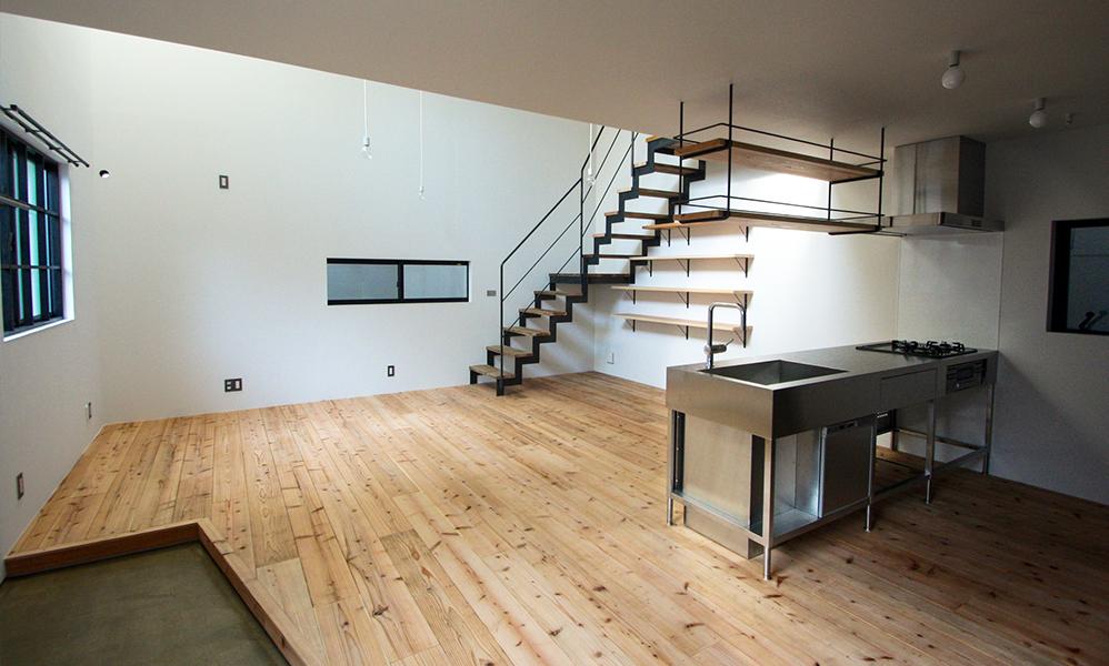 妥協のない素材使いで、インダストリアルなLDK