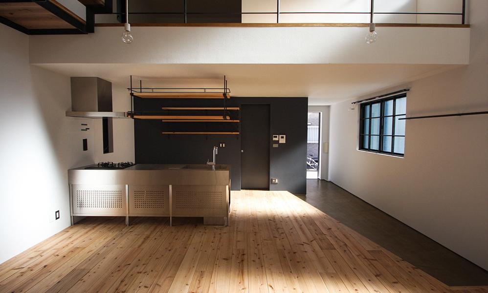 妥協のない素材使いで、インダストリアルなLDK