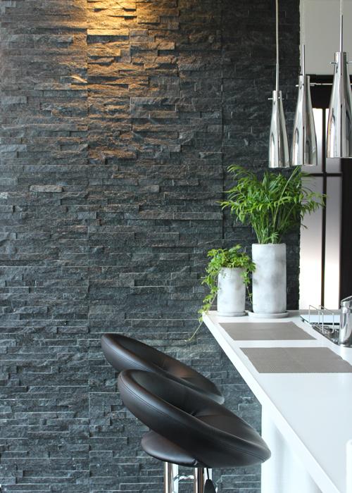 存在感のある石壁が重厚なアクセント｜ミラタップ（旧サンワカンパニー）